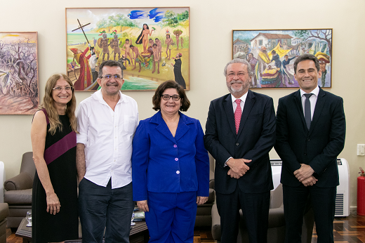 Imagem: Da esquerda para a direita: Rozangela Eloi (servidora do TRT-7); Fernando Araújo (médico do TRT-7); desembargadora Regina Nepomuceno (presidente do TRT-7); Prof. Cândido Albuquerque (reitor da UFC) e Fernando Lima (secretário-geral da Presidência do TRT-7). (Foto: Viktor Braga/ UFC Informa)