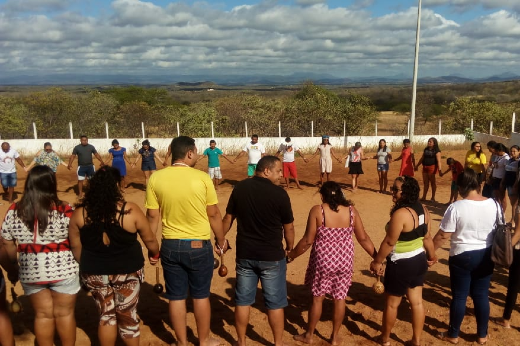 Imagem: alunos reunidos em círculo