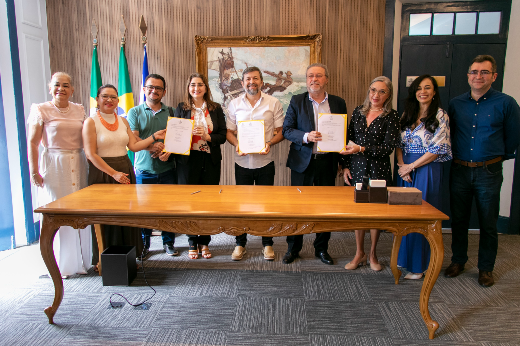 Imagem: Participaram da solenidade realizada no Paço Municipal o prefeito em exercício, Élcio Batista; o reitor da UFC, Prof. Cândido Albuquerque, e representantes das instituições de ensino superior envolvidas: UECE e IFCE