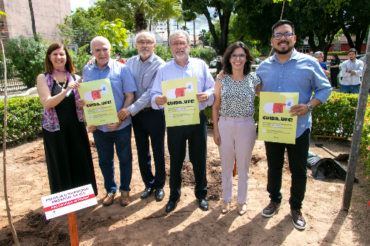 Imagem: gestores presentes à solenidade participaram do plantio de mudas na Reitoria