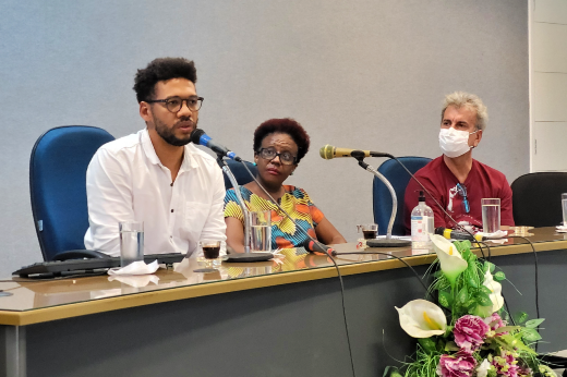 Imagem: mesa de debates com participantes falando