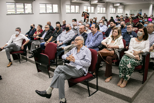 Imagem: pessoas sentadas em auditório