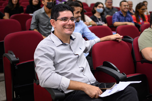 Imagem: O Prof. Abraão Freire, finalista dos prêmios, é um dos principais impulsionadores do empreendedorismo na UFC (Foto: Viktor Braga/UFC)