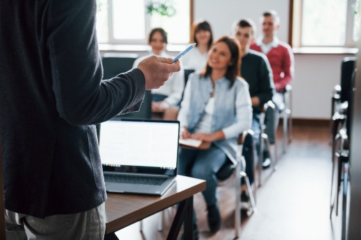 Imagem: Grupo de pessoas sorrindo em sala de aula 