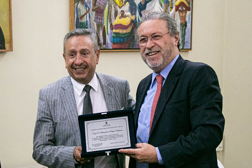 Imagem: Reitor da Universidade de IIxtlahuaca, Prof. Margarito Ortega (à esquerda), entrega placa de homenagem ao reitor da UFC, Prof. Cândido Albuquerque, durante visita institucional realizada no mês de acordo; aproximação culminou na assinatura de convênio. (Foto: Viktor Braga/ UFC Informa)