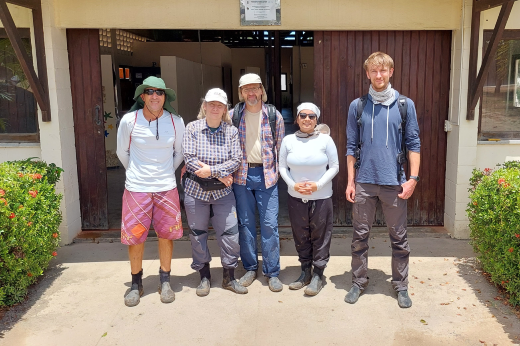 Imagem: Alexander Ferreira (LABOMAR), Véronique Helfer (ZMT), Martin Zimmer (ZMT), Tallita Tavares (LABOMAR) e Jonas Geburzi (ZMT) visitam o Centro de Estudos Ambientais Costeiros (CEAC) do LABOMAR, no Eusébio (Foto: Divulgação)