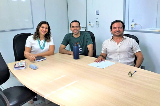 Imagem: Na foto estão: Camila Gueiros, voluntário Wesley Carneiro e Fábio Nogueira (Foto: CENOPS)