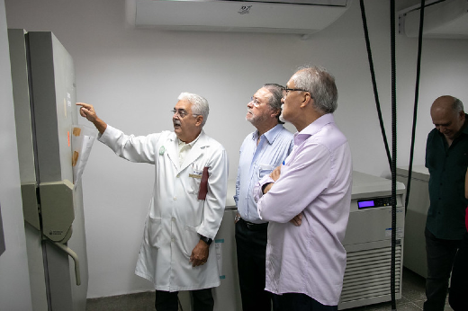 Imagem: O coordenador do BioBanco, Prof. Aldo Ângelo Lima, apresenta o equipamento para o reitor, Prof. Cândido Albuquerque, e o vice-reitor, Prof. Glauco Lobo (Foto: Ribamar Neto/UFC)