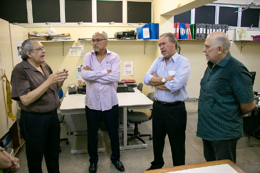 O coordenador do NUTEDS, Prof. Luiz Roberto de Oliveira (o primeiro, à esquerda), relatou as ações mais recentes do Núcleo ao reitor Cândido Albuquerque e sua comitiva (Foto: Ribamar Neto/UFC)