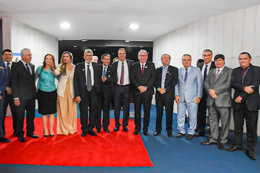 Imagem: O ministro da Educação, Camilo Santana, posa com acadêmicos, parlamentares e empresários no dia de sua posse no Senado, realizada dia 1º. (Foto: ASCOM FIEC/Divulgação)