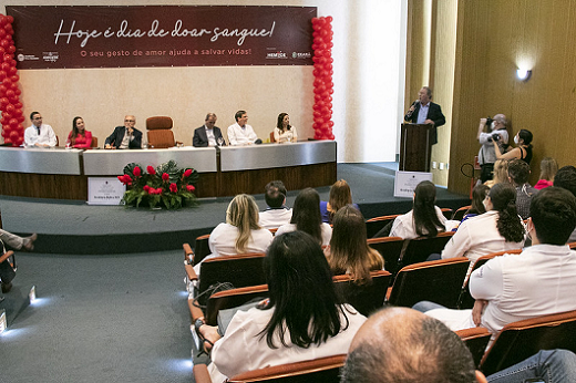 Imagem: Reitor discursa no auditório