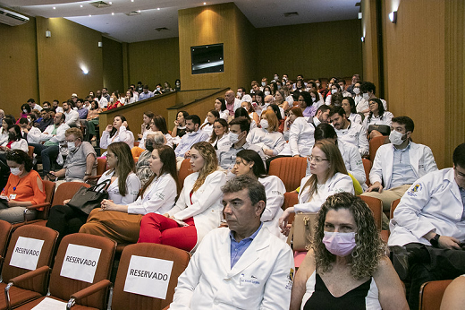 Imagem: Público em auditório na solenidade