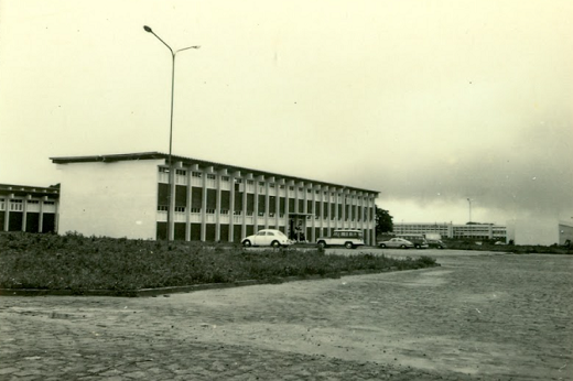 Imagem: O Centro de Ciências foi criado a partir da união dos então existentes Institutos de Matemática, Física, Química, Geociências e Biologia (Foto: Memorial da UFC)