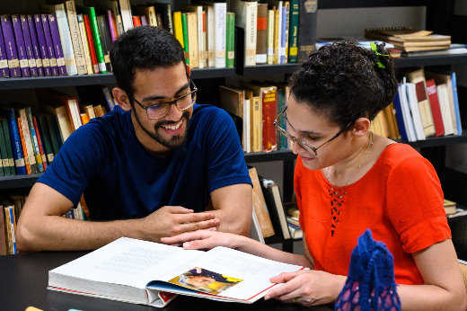 Imagem: estudantes em biblioteca