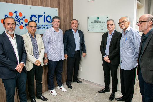 Imagem: Momento do descerramento da placa: da esquerda para direita, professores Jorge Soares; Rodrigo Porto; Maurício Benevides; reitor Cândido Albuquerque; diretor do Hapvida Kenneth Nunes; vice-reitor Glauco Lobo; e Prof. José Soares (Foto: Ribamar Neto/UFC Informa)