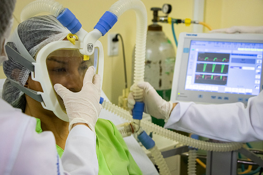 Imagem: paciente em hospital utiliza a Wolf Mask