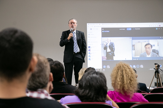 Imagem: homem branco de barba, vestindo terno, discursa