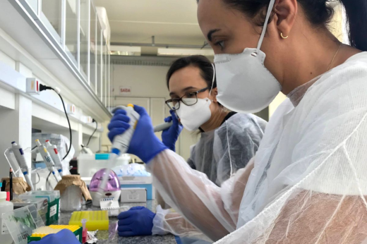 Imagem: shirlene telmos durante pesquisa em laboratório 