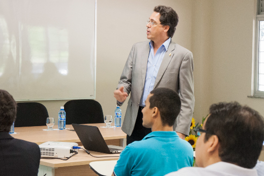 Imagem: professor de pele branca em frente a alunos