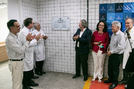 Imagem: descerramento de placa de inauguração