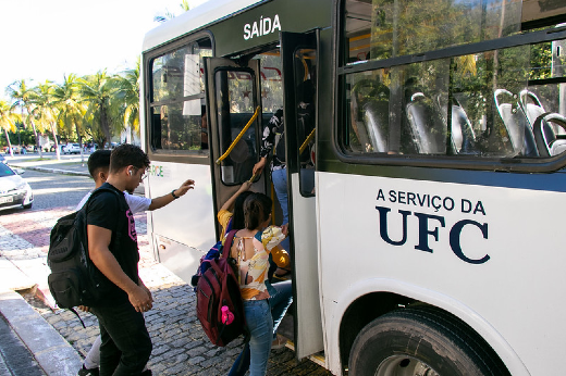 Imagem: estudantes da UFC embarcando no intercampi 