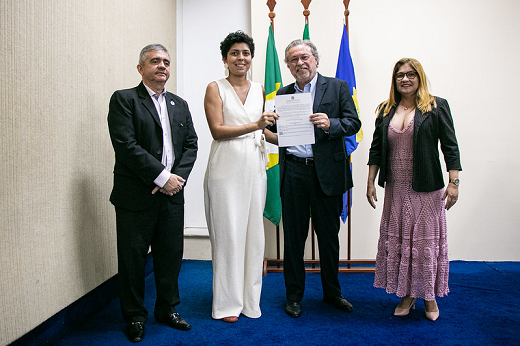 Imagem: Da esquerda para direita: pró-reitor Prof. Marcus Vinícius Veras Machado, servidora Thaís de Cássia Colares Guimarães, reitor Prof. Cândido Albuquerque e pró-reitora adjunta Telma Araújo