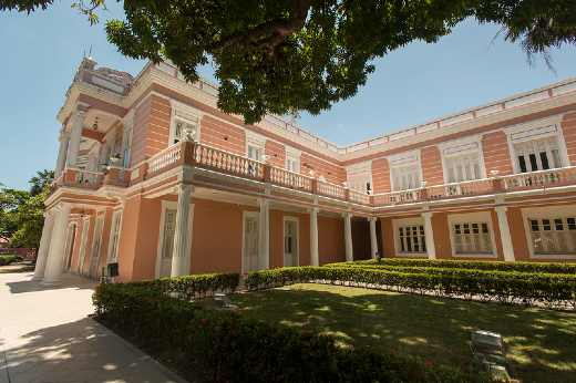 Imagem da fachada do prédio rosa da Reitoria (Foto: Júnior Panela)