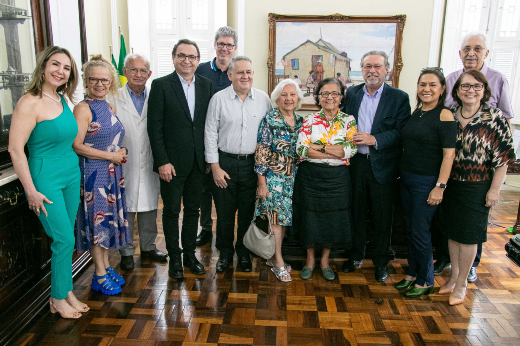 Imagem: grupo de pessoas posam para foto