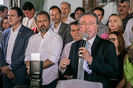 Imagem: Reitor da UFC, Prof. Cândido Albuquerque, discursa