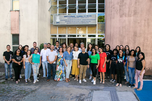 Imagem: Estudantes e professores de Biblioteconomia comemoraram o salto na avaliação, da nota 4 para a 5 (Foto: Ribamar Neto/UFC)