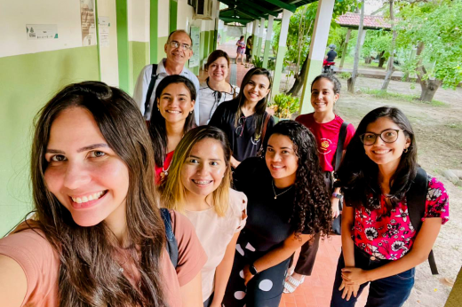 Imagem: homem e mulheres jovens posam para fotografia estilo selfie