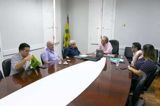 Imagem: pessoas em torno de uma mesa oval