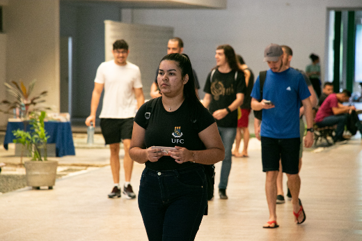 Imagem: estudantes caminhando no campus de Sobral