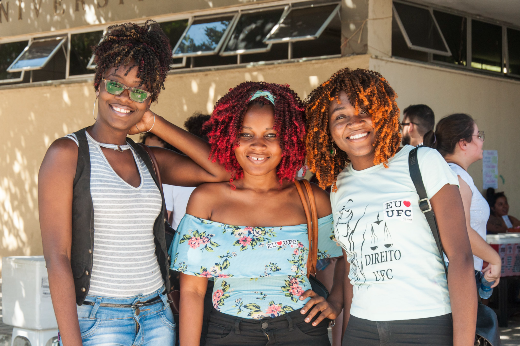 Imagem: estudantes de pele negra posam para foto