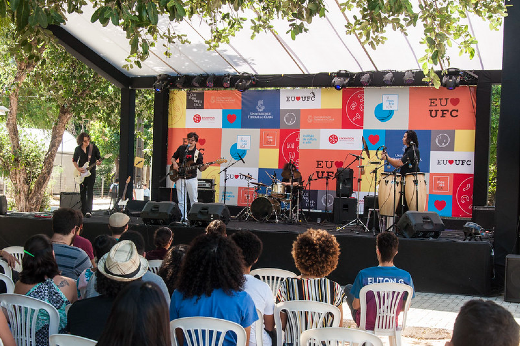 Imagem: Apresentação musical nos EU 2018, no Campus do Pici (Foto: Viktor Braga/UFC)