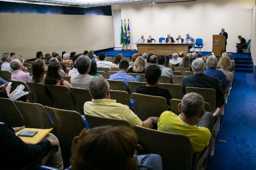 Imagem: Auditório da UFC, tendo ao fundo mesa com autoridades, enquanto professor Paulo Elpídio discursa em púlpito (Foto: Ribamar Neto/UFC Informa)