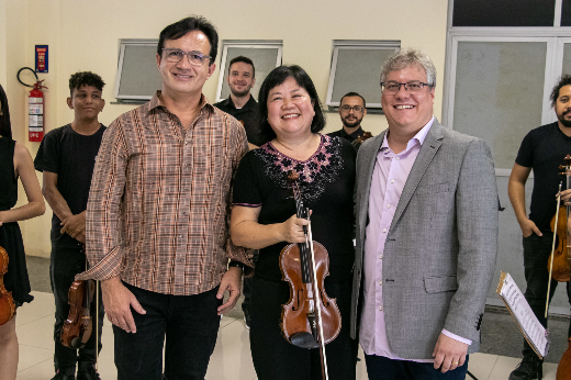 Imagem: Professores Custódio Almeida, Liu Ying e Davi Romero posam para foto