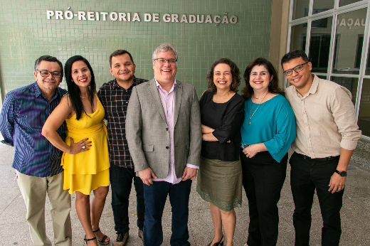 Imagem: integrantes da nova gestão da PROGRAD posam para foto