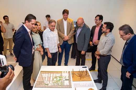 Imagem: De pé, numa sala branca do MAUC, deputado Eduardo Bismarck, deputada Eliane Braz, deputado Leônidas Cristino, Fernando Torres (representante do senador Eduardo Girão), Prof. Sandro Gouveia (pró-reitor de Cultura), Prof. Custódio Almeida (reitor), Prof. Newton Becker (pesquisador do LED-UFC) e Prof. João Guilherme Matias (pró-reitor de Planejamento e Administração). (Foto: Viktor Braga/ UFC Informa)