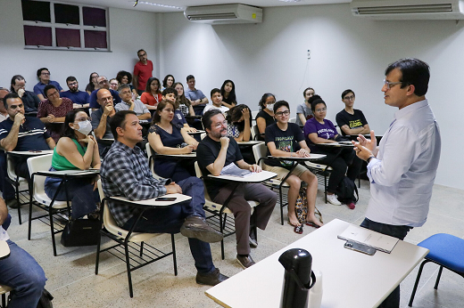 Imagem: Foto em sala de aula mostra o reitor Custódio Almeida (em primeiro plano, de camisa branca) falando à comunidade de professores, técnico-administrativos e estudantes do Campus da UFC em Sobral; em sala, estão presentes cerca de 60 pessoas. (Foto: Ribamar Neto/UFC Informa)