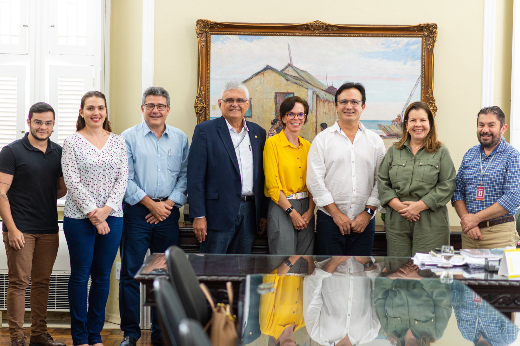 Imagem: pessoas posam para foto