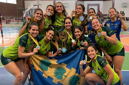 Imagem: A seleção feminina de handebol da UFC comemora o bicampeonato nos JUFs (Foto: Divulgação/PRAE)