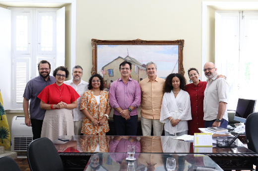 Imagem: reitor e integrantes do Instituto Mirante posam para foto