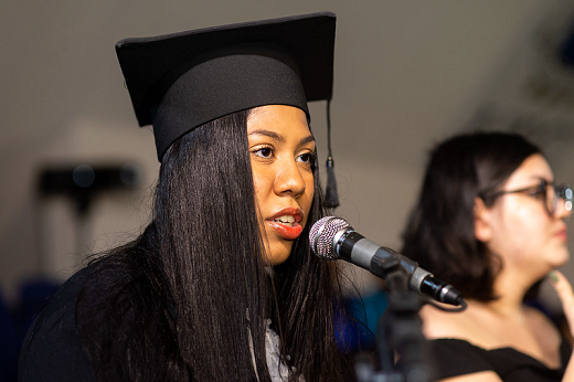 Imagem: A graduanda Victória da Silva Moreira discursa como oradora discente