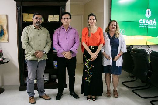 Imagem: Da esquerda para a direita: secretário-executivo da SPS, Paulo Guedes; reitor Custódio Almeida; secretária Onélia Santana; e assessora de Ações e Políticas da Assistência Social da Secretaria, Cynthia Studart (Foto: Ribamar Neto/UFC)