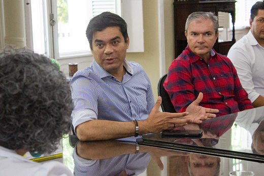 Imagem: Sentado à mesa, de camisa azul, o secretário nacional da Pesca Industrial, Expedito Netto, reforçou que alinhamento do Ministério com universidades e institutos de pesquisa é imprescindível para a elaboração de políticas públicas da área. (Foto: Ribamar Neto/ UFC Informa)