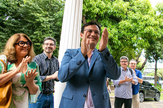 Imagem: Reitor da UFC, Prof. Custódio Almeida, parabeniza os servidores da Instituição (Foto: Viktor Braga/UFC)