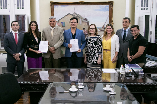 Imagem: Da esquerda para a direita, de pé, no Gabinete da Reitoria: Dr. Thiago Mesquita (JF-CE); Dra. Gisele Alcântara (JF-CE); Prof. Odorico de Moraes (FAMED/NPDM); Prof. Custódio Almeida (reitor); Profª Elisabete de Moraes (FAMED/NPDM); Profª Cynara Mariano (Coord. de Legislação do Gabinete da Reitoria); Prof. João Luis Matias (FADIR) e Prof. Rafael Vieira (Coord. de Legislação do Gabinete da Reitoria). (Foto: Ribamar Neto/UFC Informa)