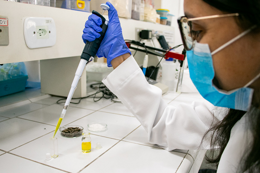 Imagem: Pesquisa utiliza pipeta em bancada de laboratório