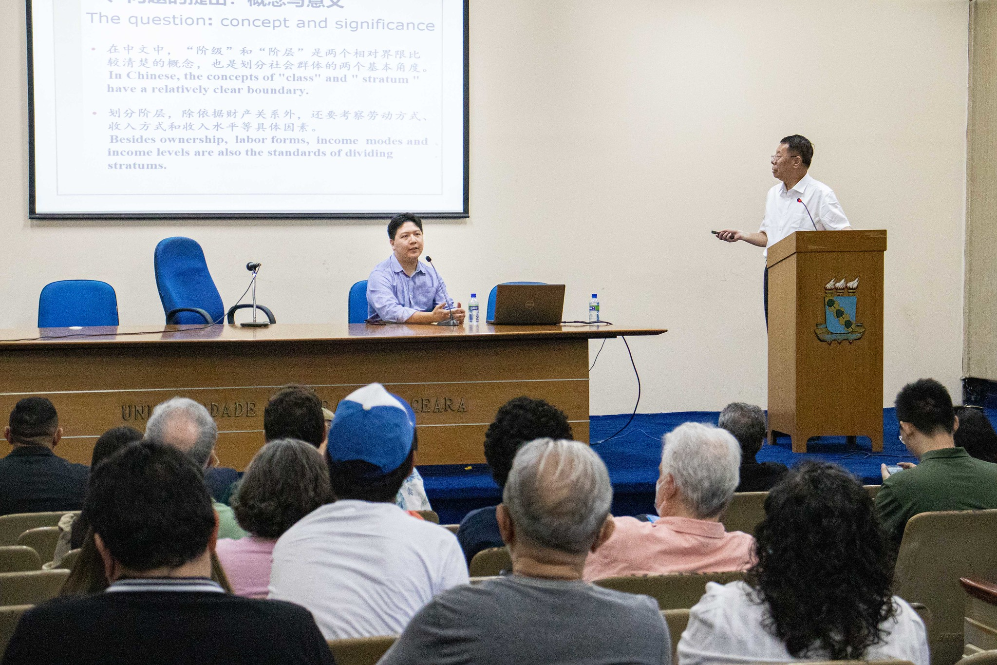 Imagem: Ex-vice-reitor da Universidade de Nankai, Prof. Zhu Guanglei ministra palestra no Auditório da Reitoria. (Foto: Álvaro Graça Jr./ UFC Informa)